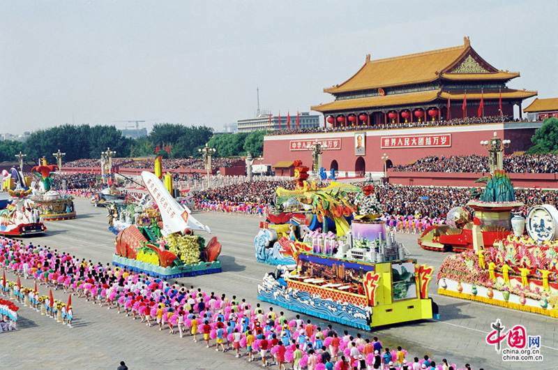 1999年，天安门广场，庆祝建国50周年游行阅兵。花车方队