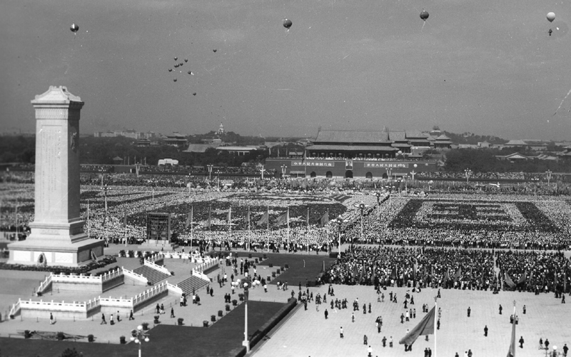 1959年，天安门广场。1960年9月，中共中央、国务院本着勤俭建国的方针，对国庆制度进行改革，实行“五年一小庆，十年一大庆，逢大庆举行阅兵”