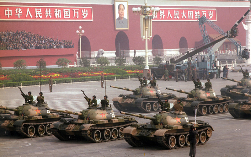 1984年10月1日，新中国成立35周年国庆阅兵，装甲兵坦克部队驶过天安门广场