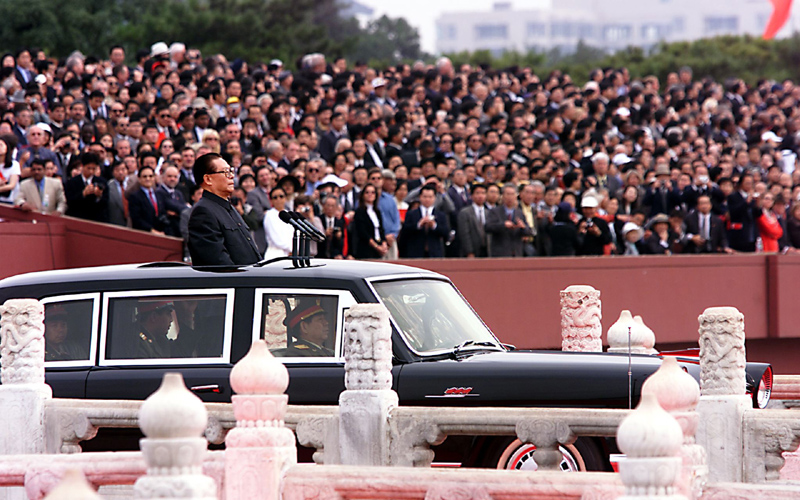1999年江泽民乘车检阅解放军部队画面。这一年，改革开放新时期诞生的陆军航空兵、海军陆战队、武警特警、预备役等部队第一次汇入了受阅大军中。