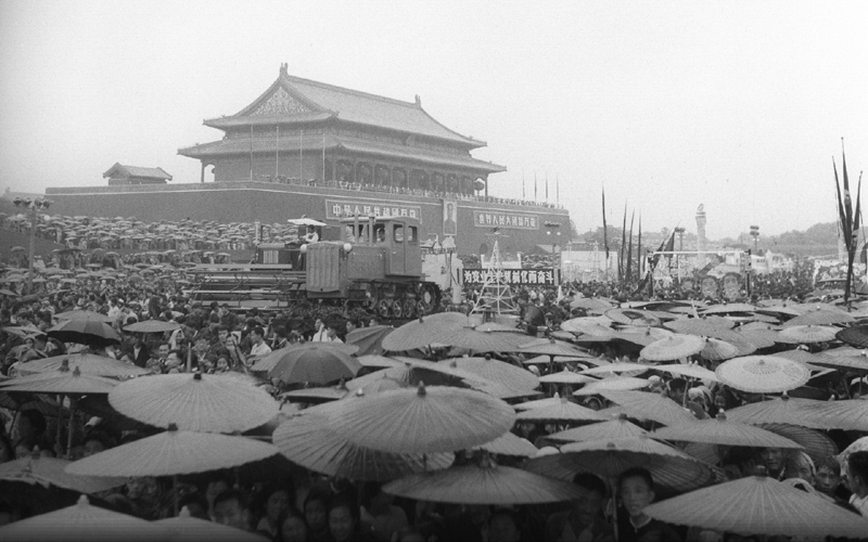 1956年国庆，阅兵式在大雨中进行，这是新中国成立后国庆阅兵中唯一一次雨中阅兵