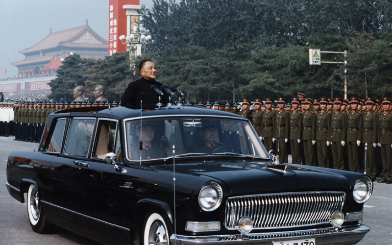 1984年，新中国成立35周年国庆阅兵，邓小平在长安街上检阅三军。邓小平第一次喊出了“同志们好！”“同志们辛苦了！”的口号